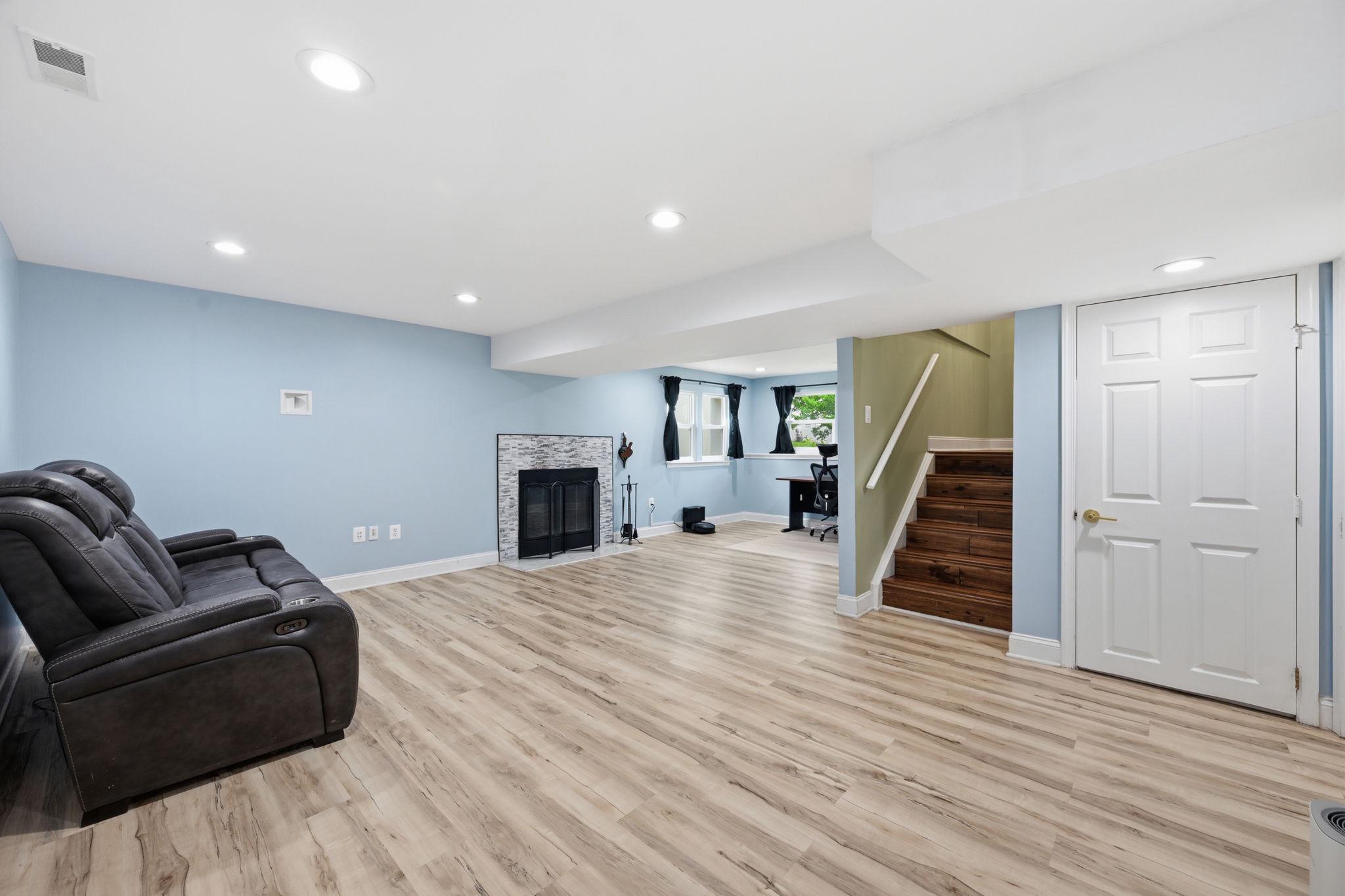 7949 Innkeeper Drive Severn, MD 21144 - Photo 36 of 51 Spacious, light-filled living area.