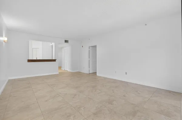 $385,000 | 800 Uno Lago Drive, Unit 102, Juno Beach, FL 33408
