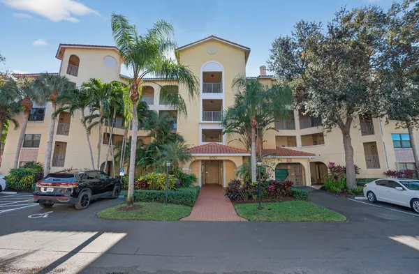 $385,000 | 800 Uno Lago Drive, Unit 102, Juno Beach, FL 33408