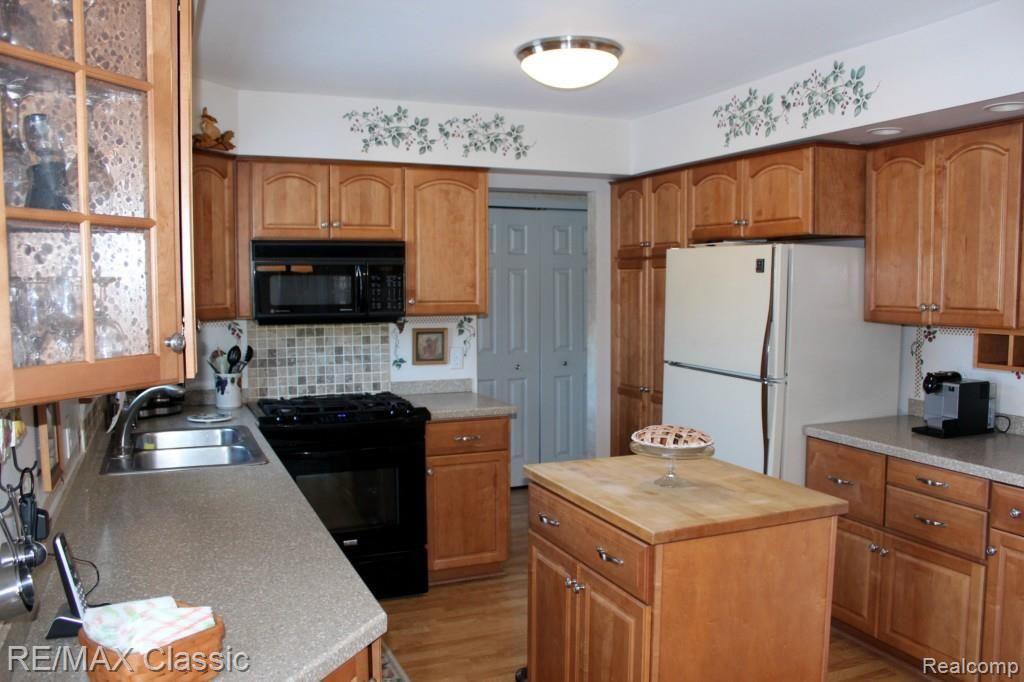 46848 Hanford Road Canton, MI 48187 - Photo 11 of 30 Kitchen