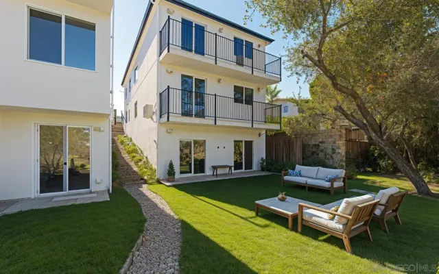 $2,795,000 | 490 Lado De Loma Drive, Unit 14, Vista, CA 92083