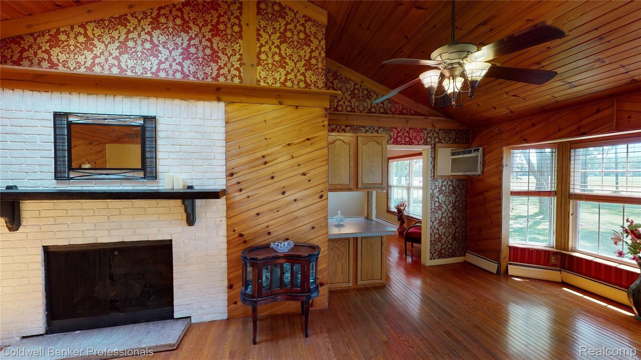 4094 West Willard Road Birch Run, MI 48415 - Photo 23 of 59 Living towards bay.jpg