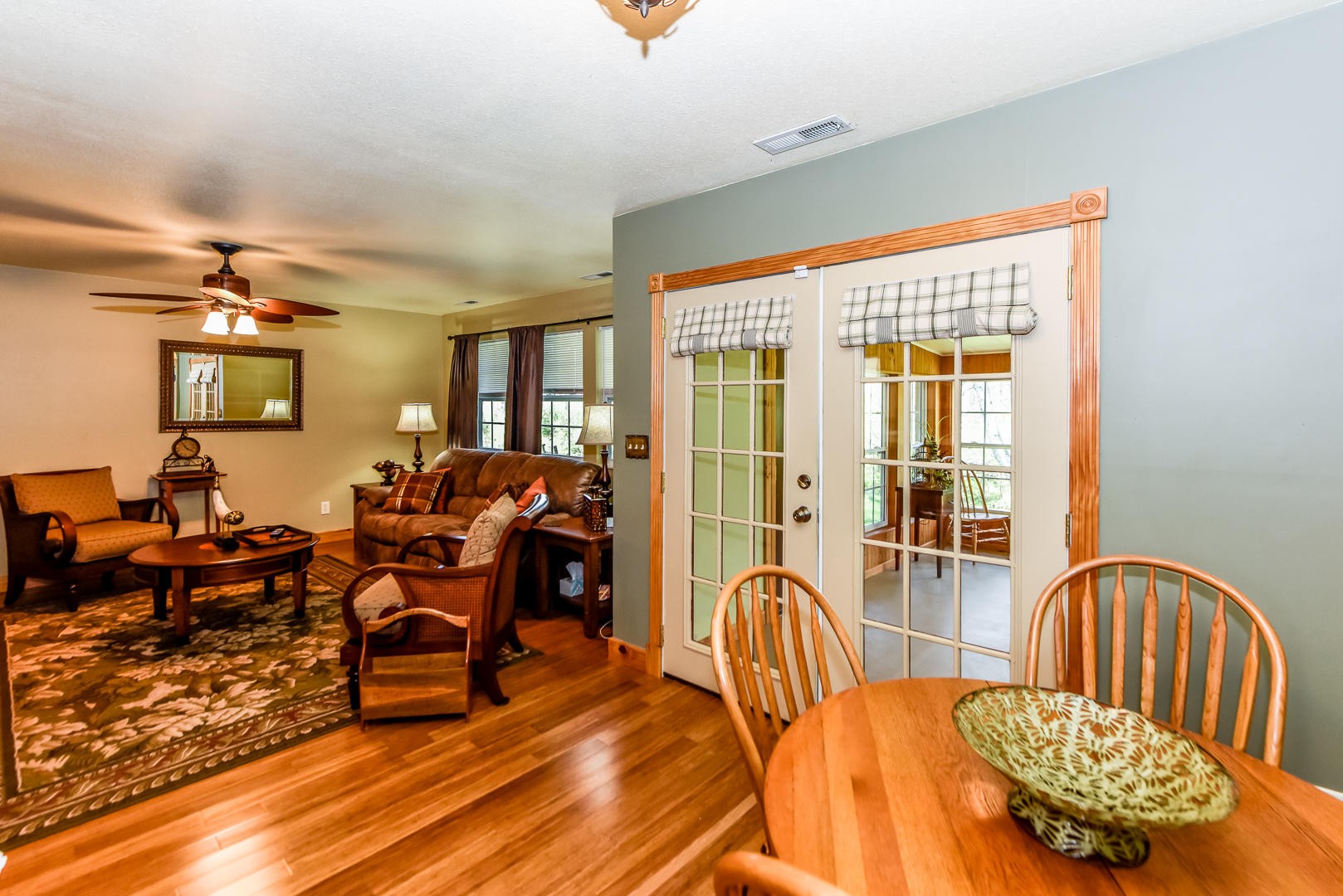 4575 Sunnyside Road Philadelphia, TN 37846 - Photo 11 of 33 a living room filled with furniture
