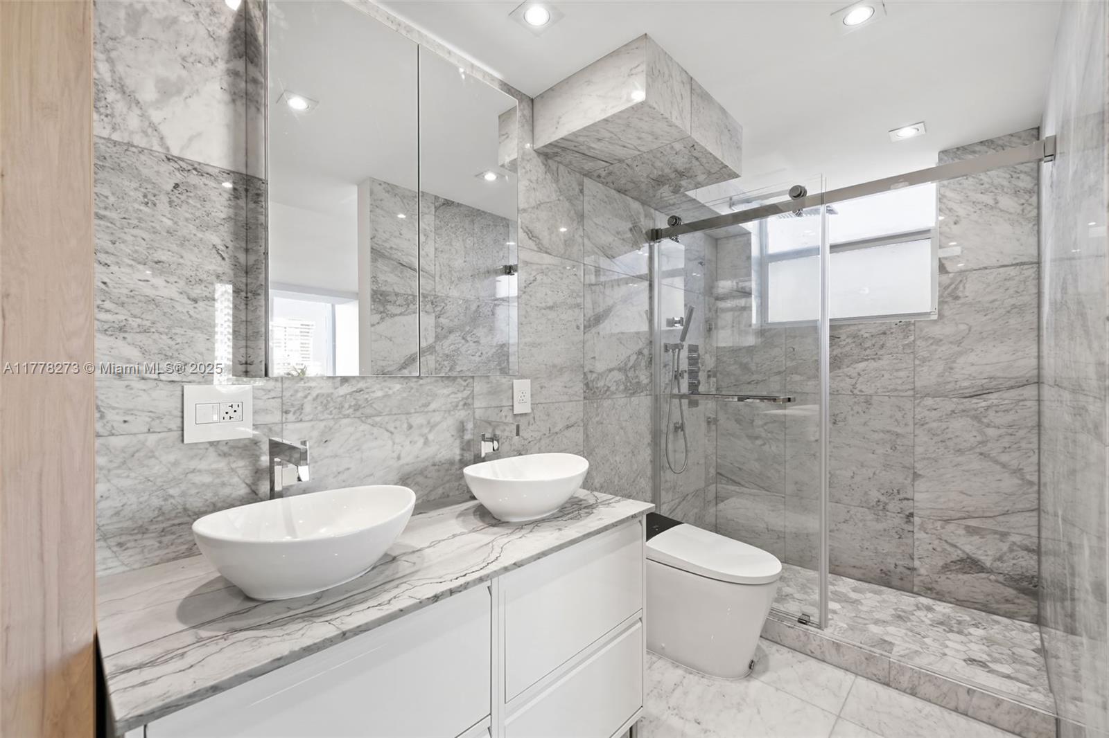 1658 Bay Road, Unit 504 Miami Beach, FL 33139 - Photo 11 of 18