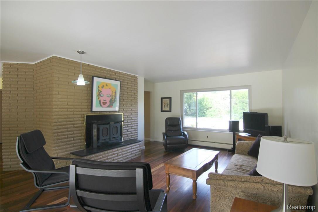 39731 Tyler Road Belleville, MI 48111 - Photo 16 of 29 Tyler Rd Living Room 2.jpg