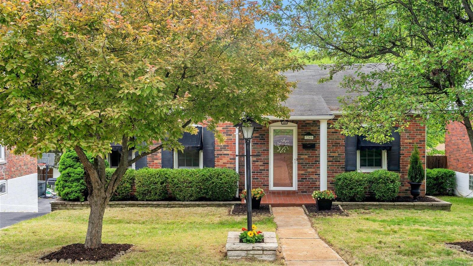 7240 MacKenzie Road St. Louis, MO 63123 - Photo 3 of 29 Gallery Image 3