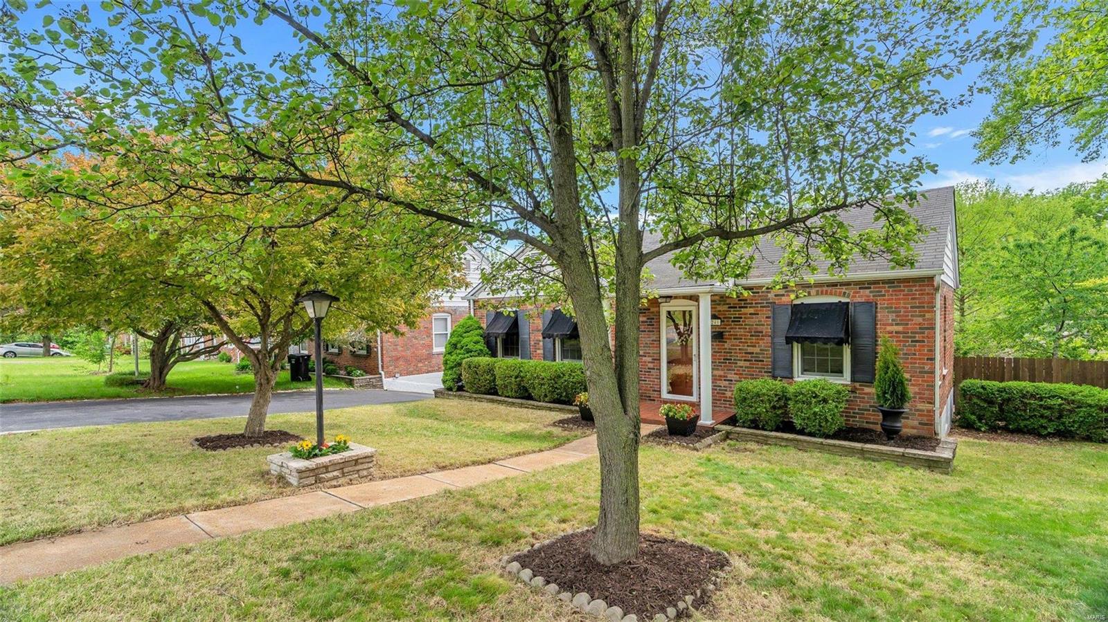 7240 MacKenzie Road St. Louis, MO 63123 - Photo 4 of 29 Gallery Image 4