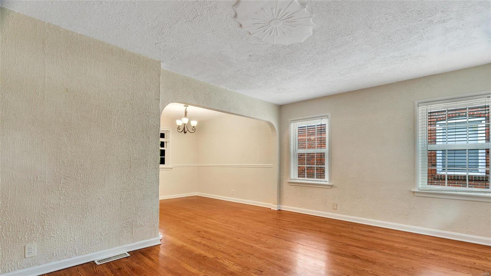 7240 MacKenzie Road St. Louis, MO 63123 - Photo 7 of 29 Gallery Image 7
