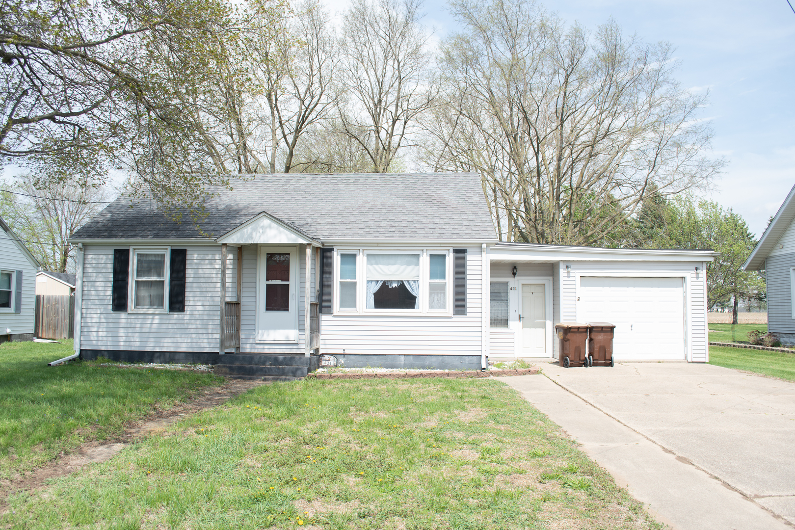 421 7th Avenue Erie, IL 61250 - Photo 2 of 27 front view of a house with a yard