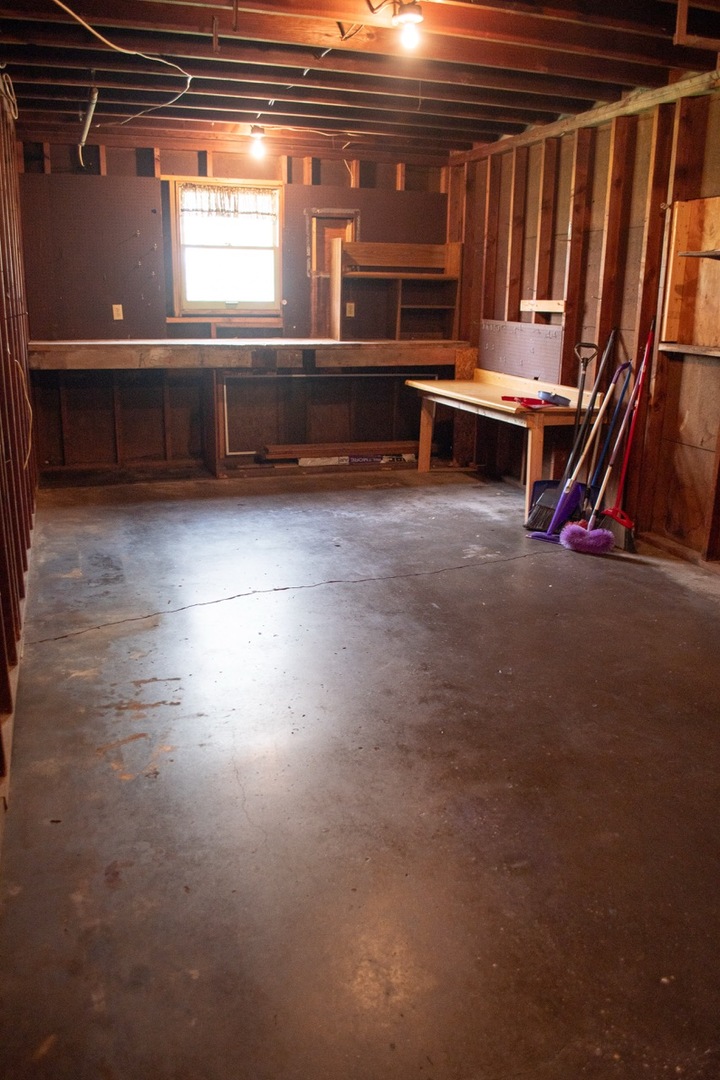 421 7th Avenue Erie, IL 61250 - Photo 26 of 27 a view of room with window
