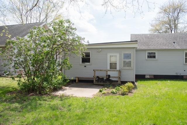 421 7th Avenue Erie, IL 61250 - Photo 4 of 27 a view of a house with a yard