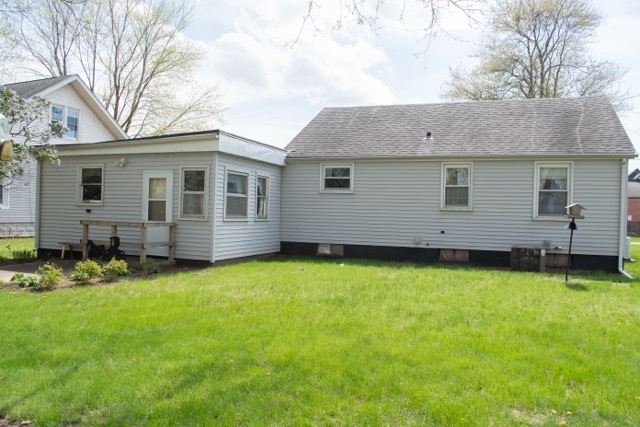 421 7th Avenue Erie, IL 61250 - Photo 5 of 27 a view of a house with backyard