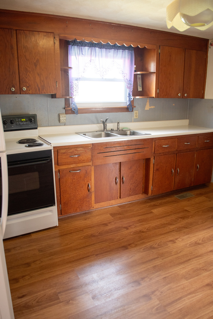 421 7th Avenue Erie, IL 61250 - Photo 9 of 27 a kitchen with granite countertop a stove a sink and a microwave