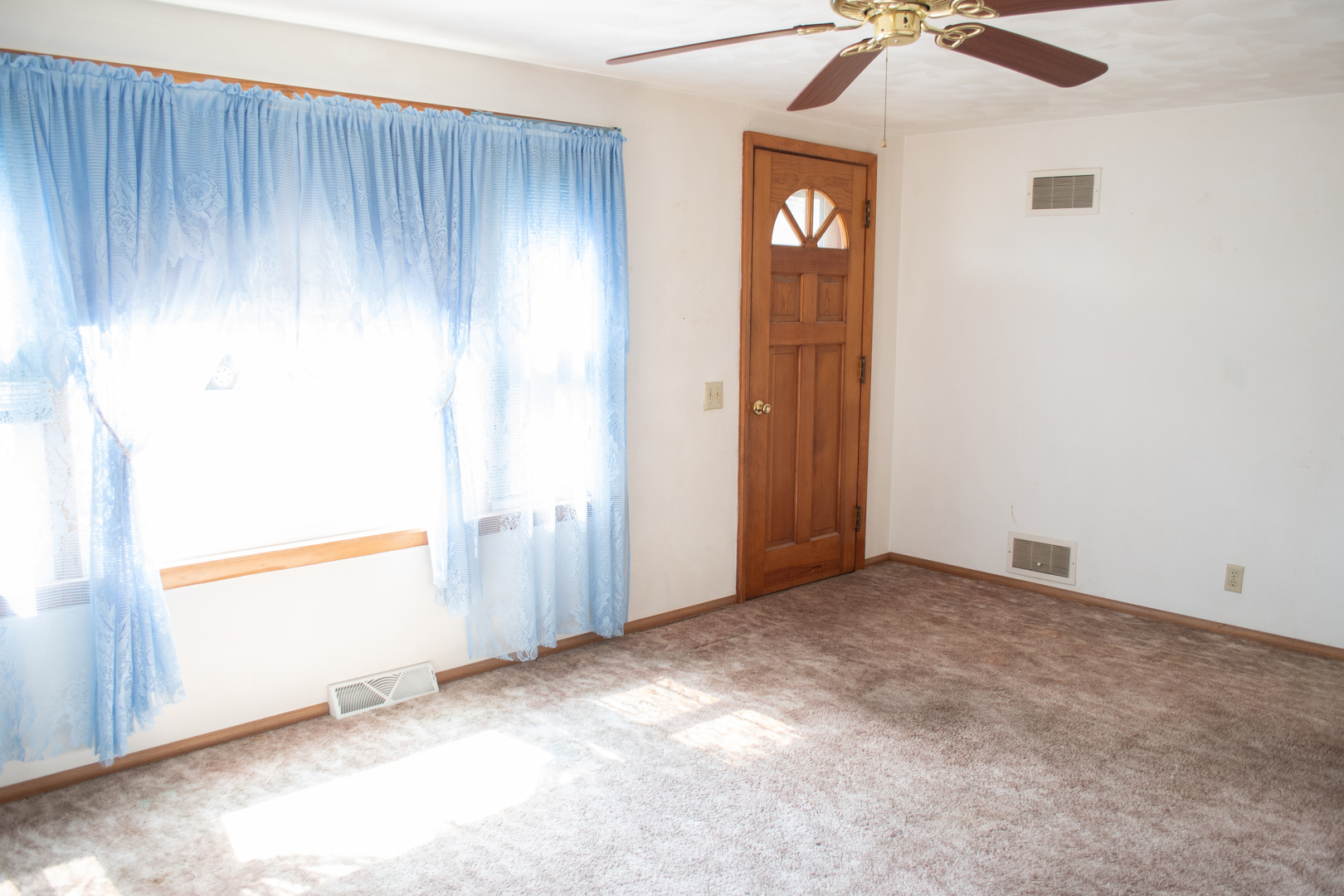 421 7th Avenue Erie, IL 61250 - Photo 10 of 27 an empty room with a window