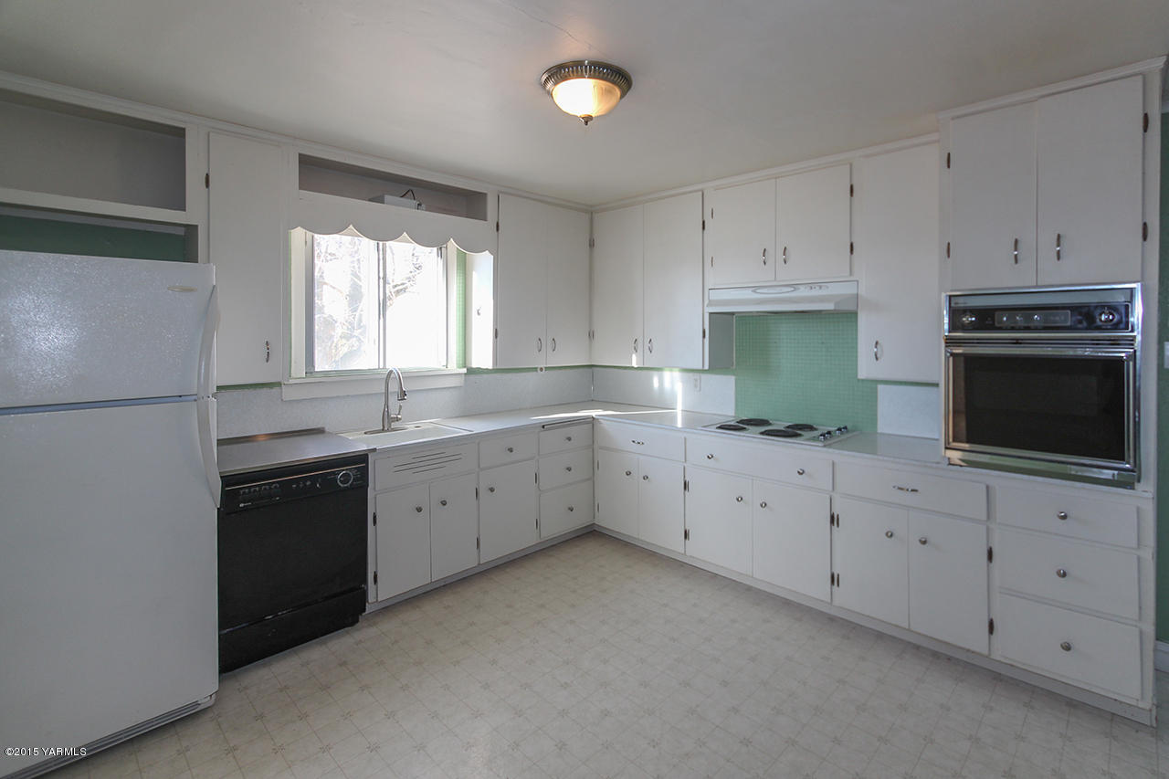 261 Wilcox Road Tieton, WA 98947 - Photo 4 of 15 a kitchen with cabinets appliances a sink and a window
