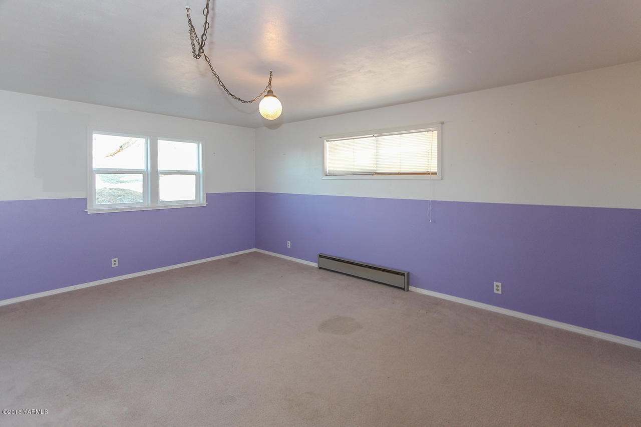 261 Wilcox Road Tieton, WA 98947 - Photo 8 of 15 an empty room with windows