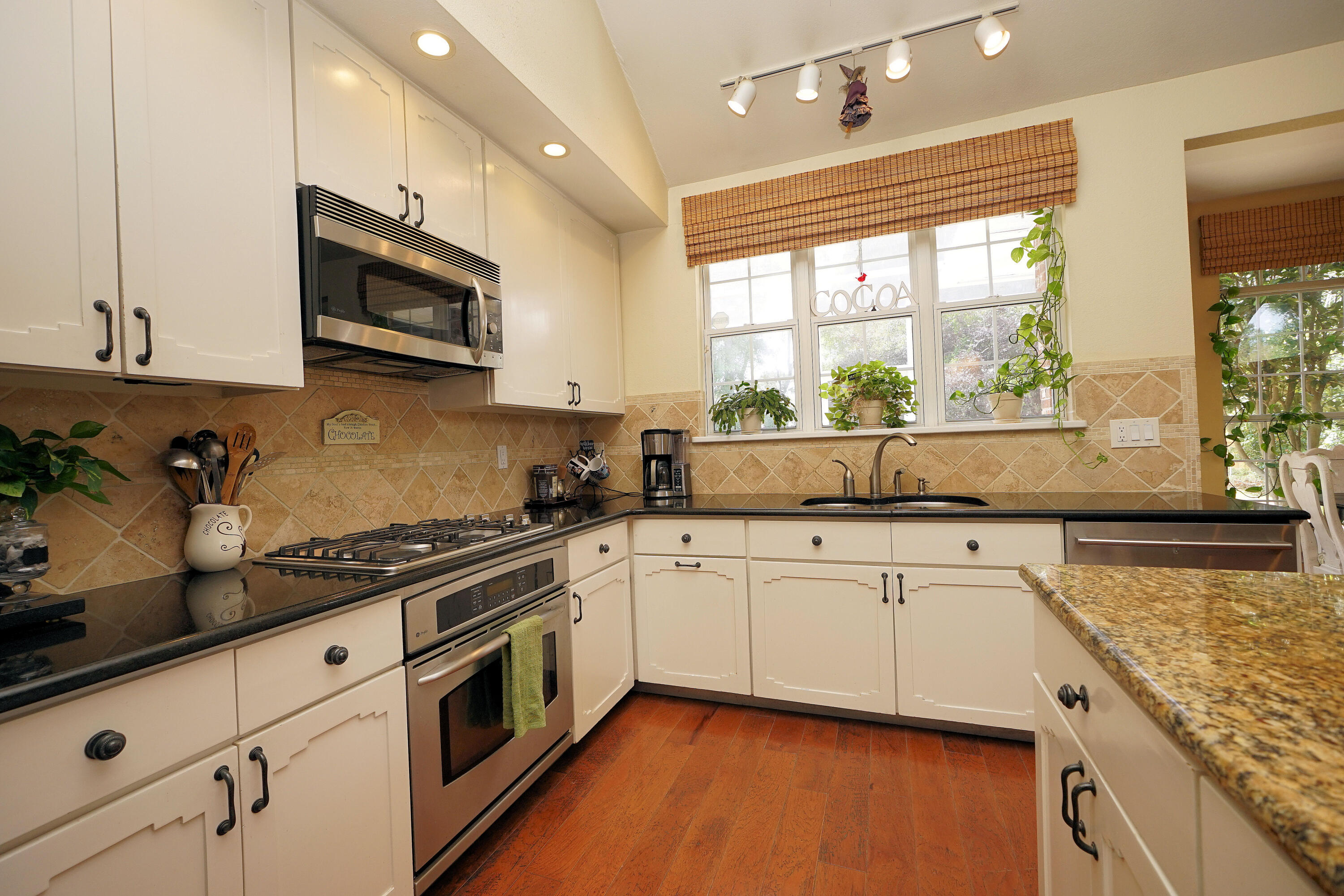 941 Ruckel Drive Niceville, FL 32578 - Photo 19 of 57 941RuckelJKitchenGreatroom612
