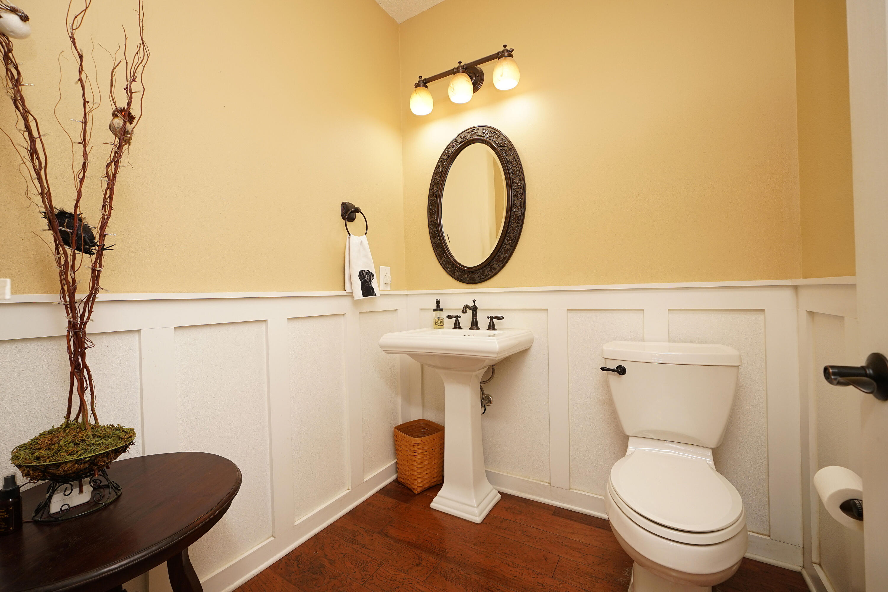 941 Ruckel Drive Niceville, FL 32578 - Photo 30 of 57 a bathroom with a toilet a sink and a mirror