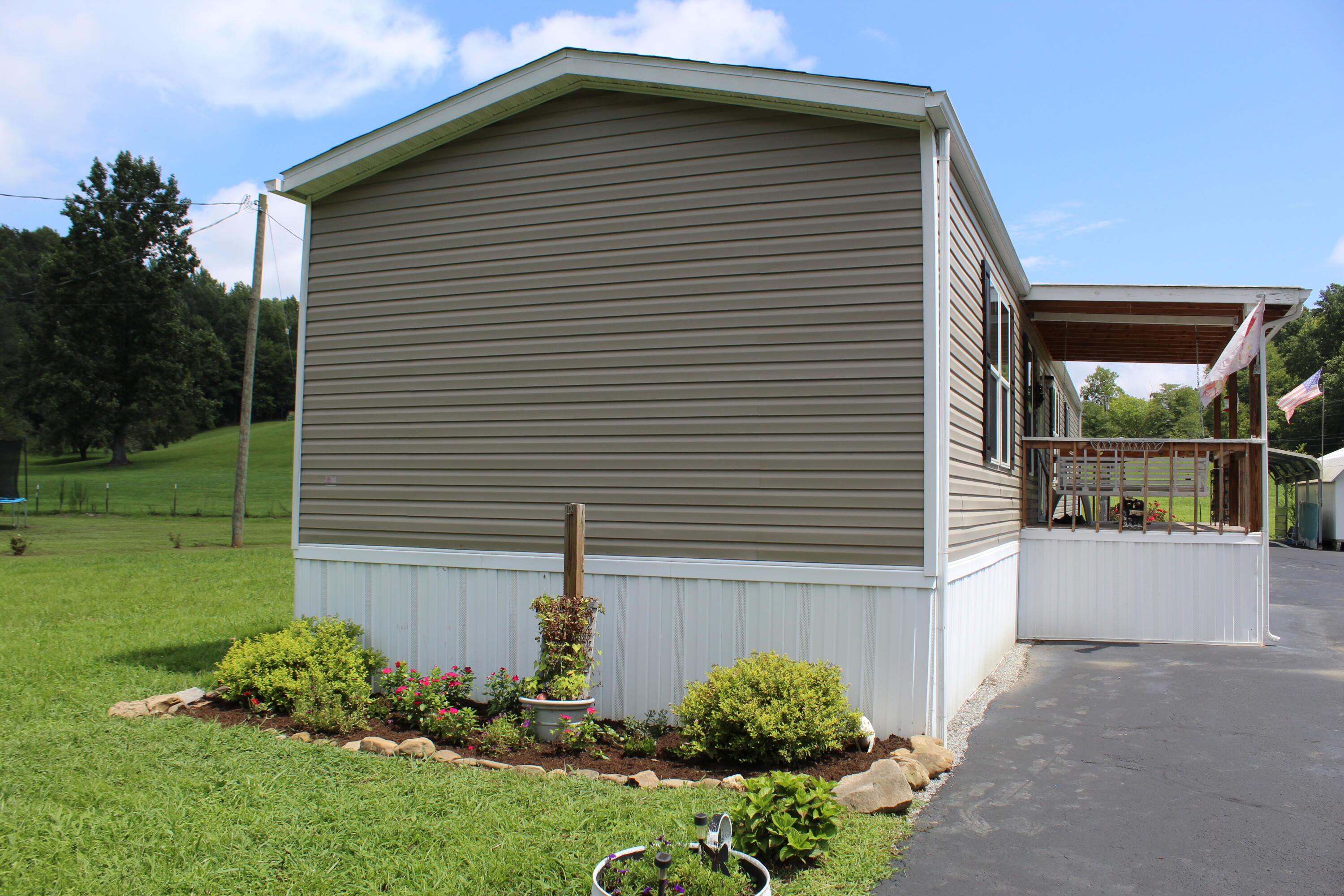 50 Lick Fork Road Middlesboro, KY 40965 - Photo 2 of 36 IMG_1328