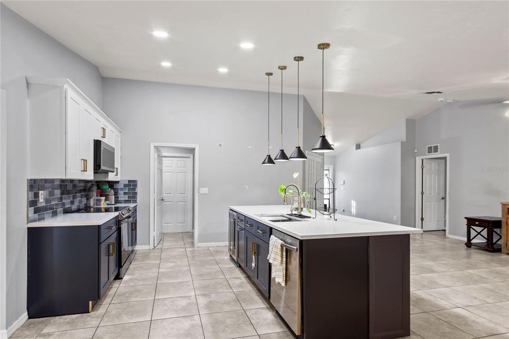 2710 25th Street Southwest Lehigh Acres, FL 33976 - Photo 15 of 36