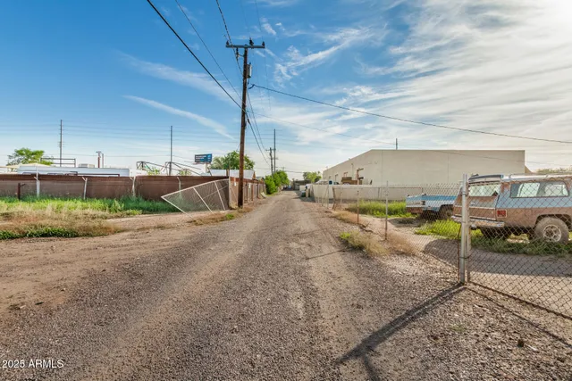 a view of a backyard