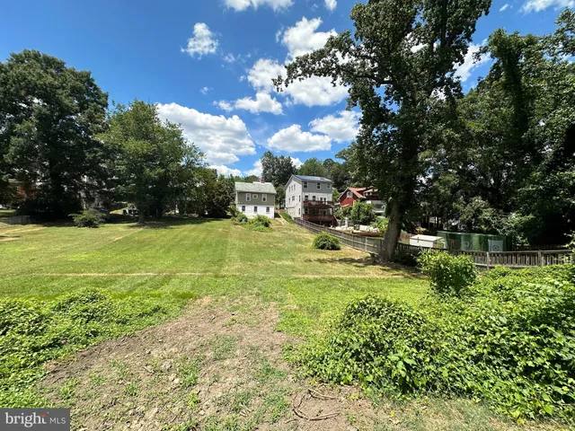 a view of a house with a big yard