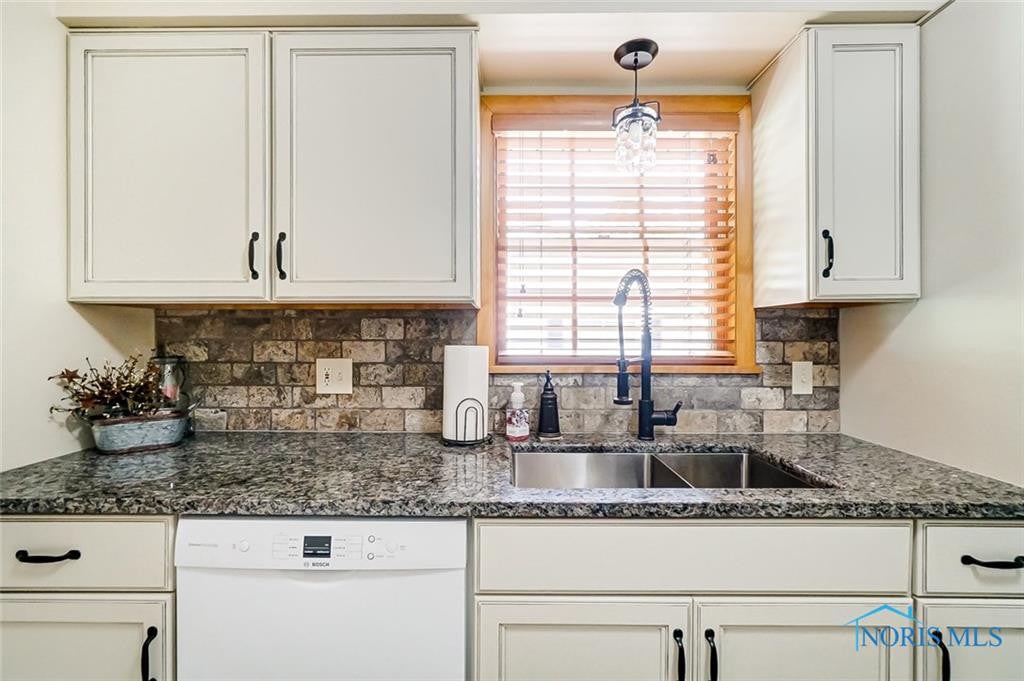 2912 Gracewood Road Toledo, OH 43613 - Photo 7 of 34 Gallery Image 7