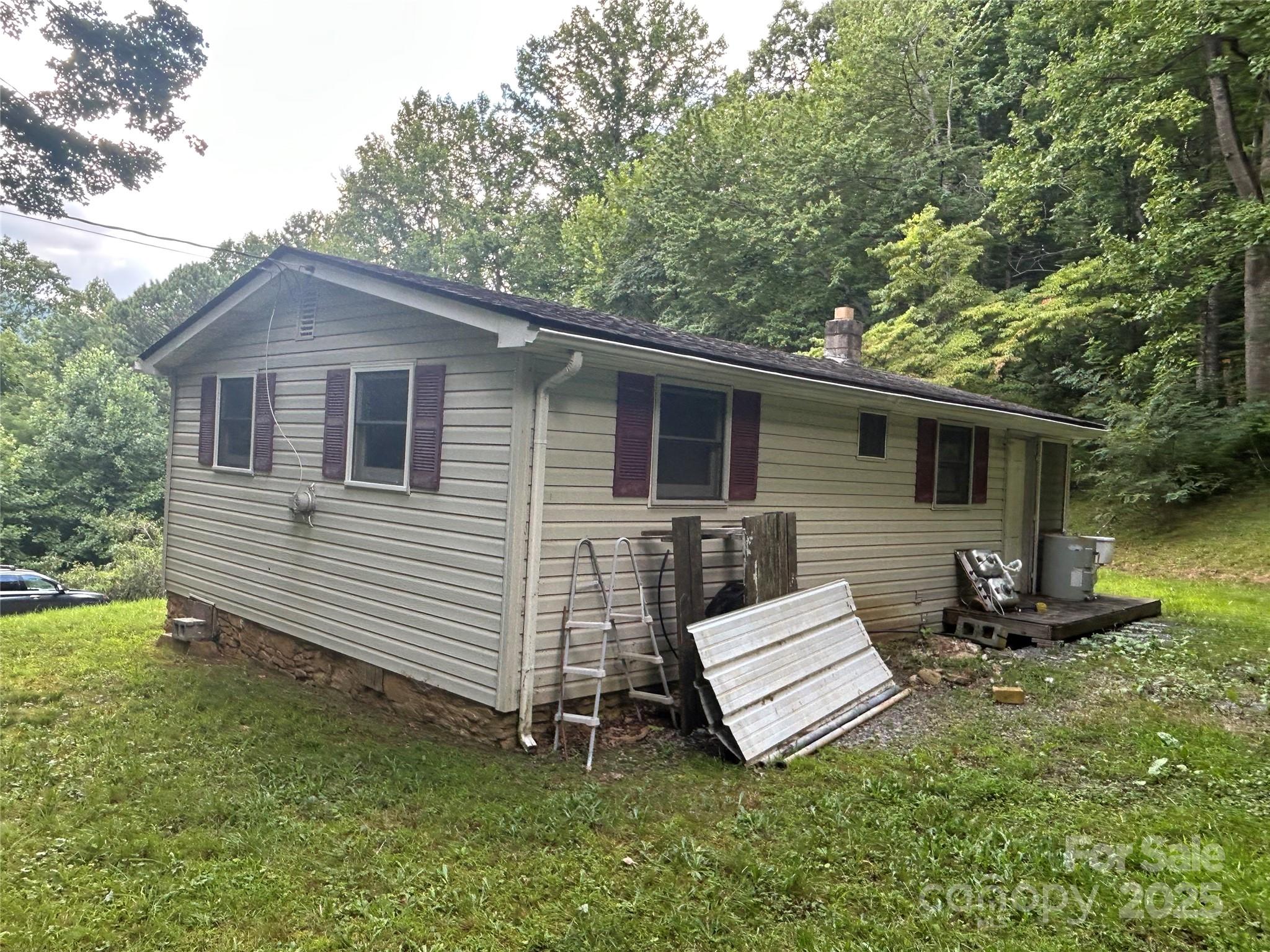 103 Cambridge Way Waynesville, NC 28786 - Photo 5 of 6 a view of a back yard of the house