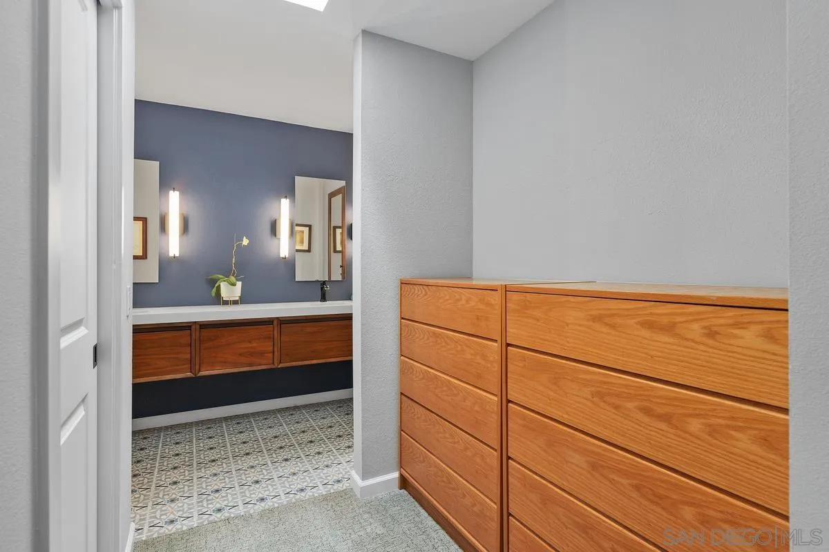 2206 Summerhill Drive Encinitas, CA 92024 - Photo 24 of 33 a view of walk in closet