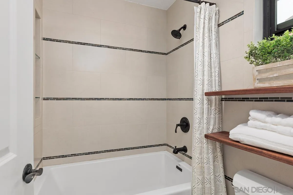 2206 Summerhill Drive Encinitas, CA 92024 - Photo 26 of 33 a bath tub sitting next to a shower