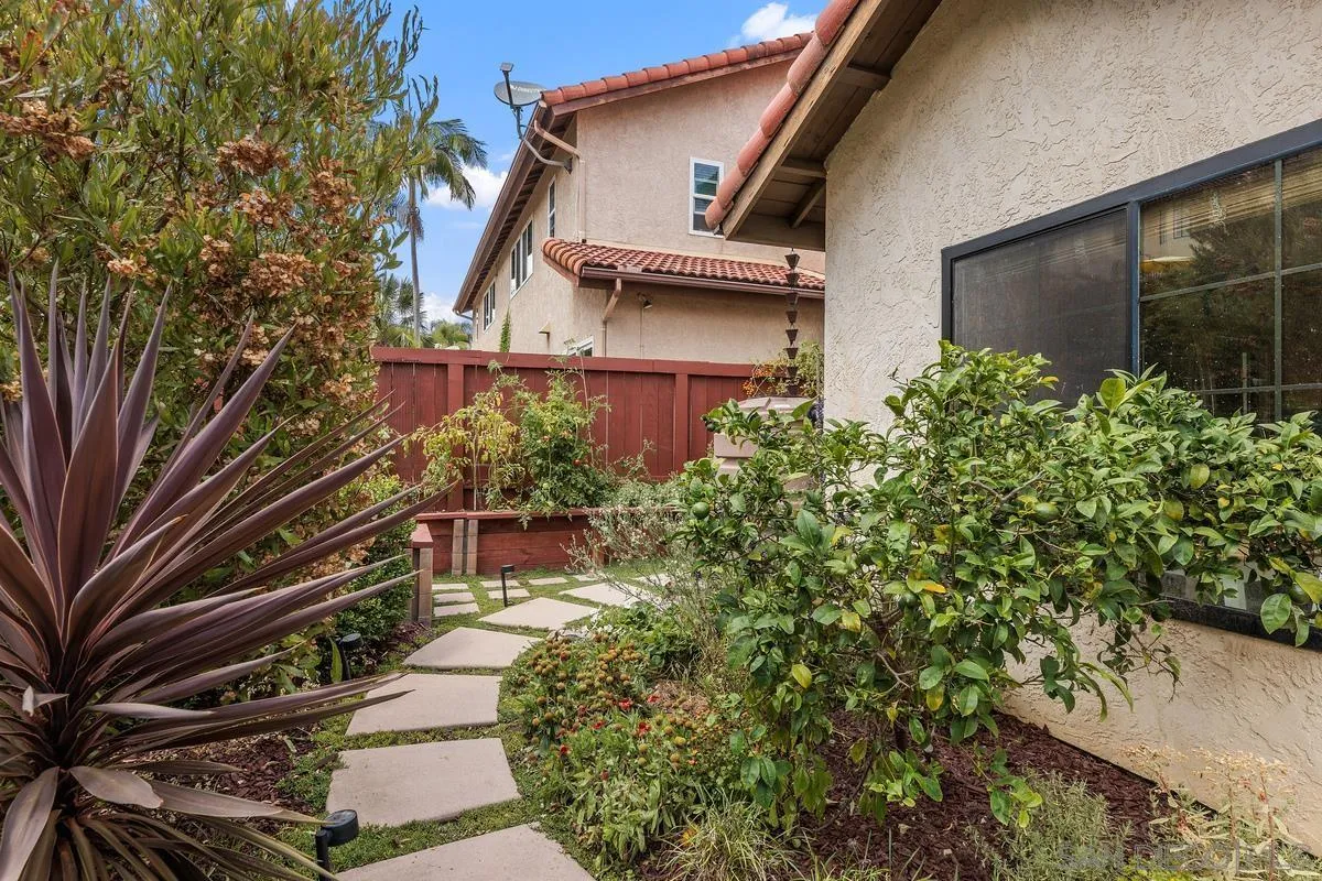2206 Summerhill Drive Encinitas, CA 92024 - Photo 31 of 33 front view of a house