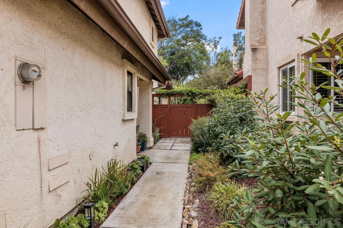 2206 Summerhill Drive Encinitas, CA 92024 - Photo 6 of 33