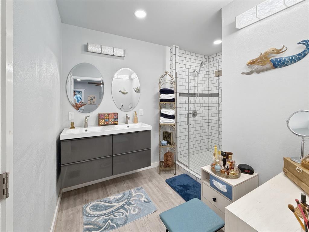 625 East Whitney Street Hamilton, TX 76531 - Photo 14 of 36 a living room with furniture and a mirror