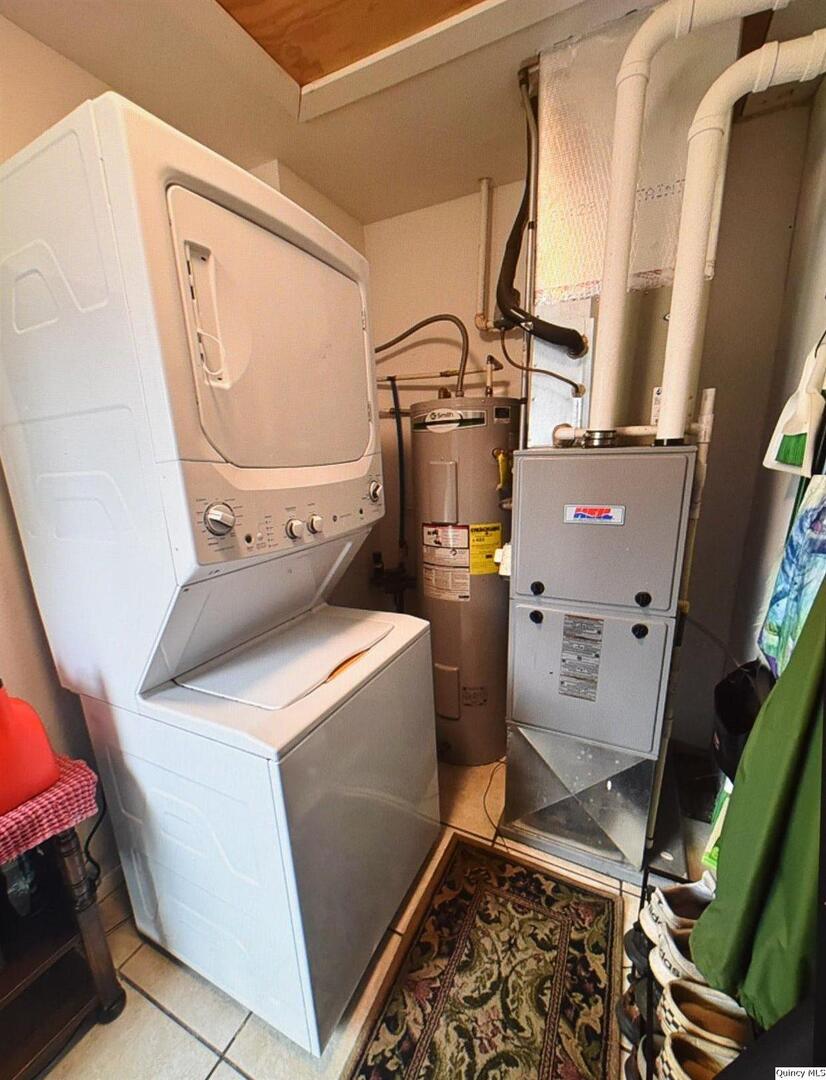 2319 Waters Court Quincy, IL 62301 - Photo 17 of 17 a utility room with dryer and washer