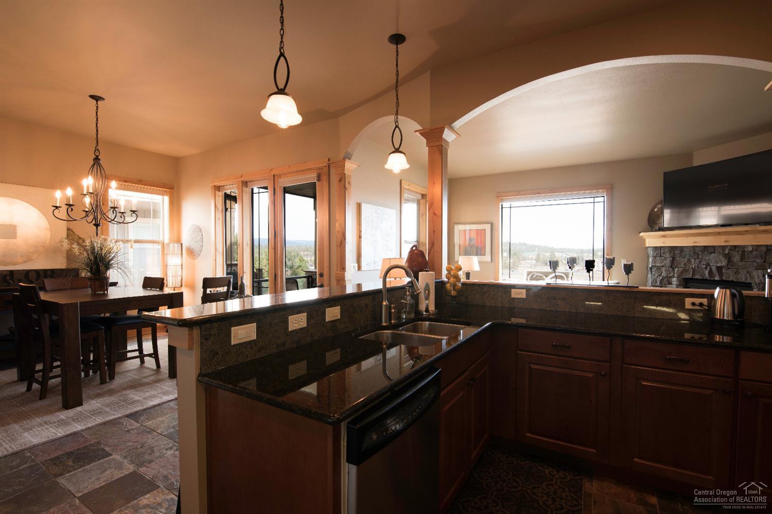 929 Southwest Vantage Point Way Bend, OR 97702 - Photo 4 of 16 Kitchen