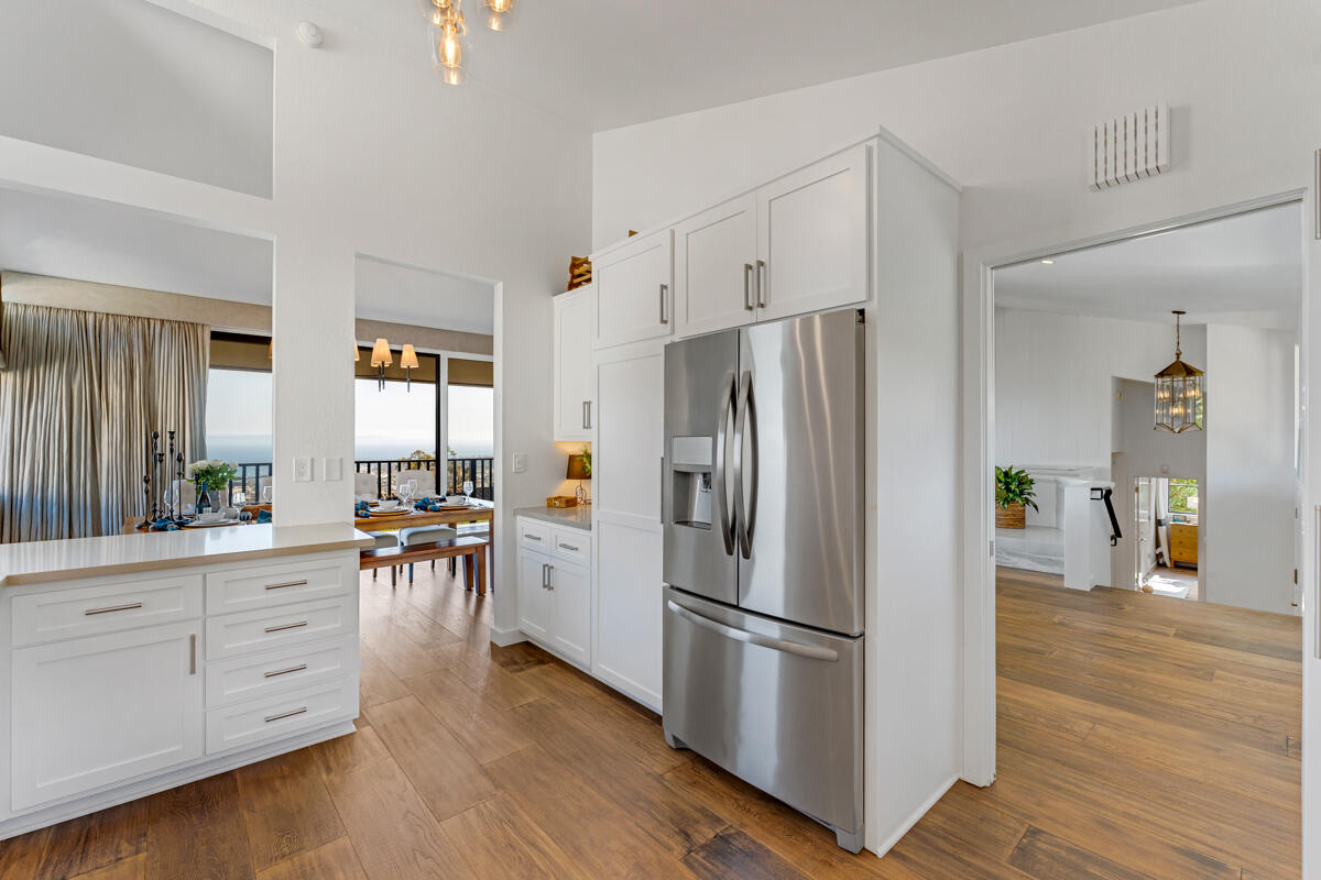 624 Las Alturas Road Santa Barbara, CA 93103 - Photo 13 of 28 16_Kitchen