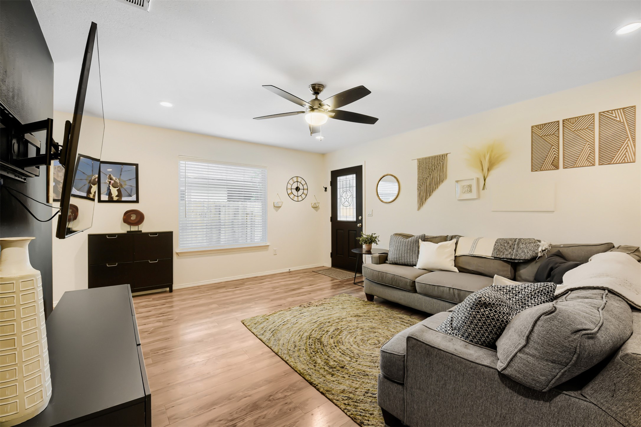 6105 Palm Circle Austin, TX 78741 - Photo 9 of 29 a living room with furniture and a flat screen tv