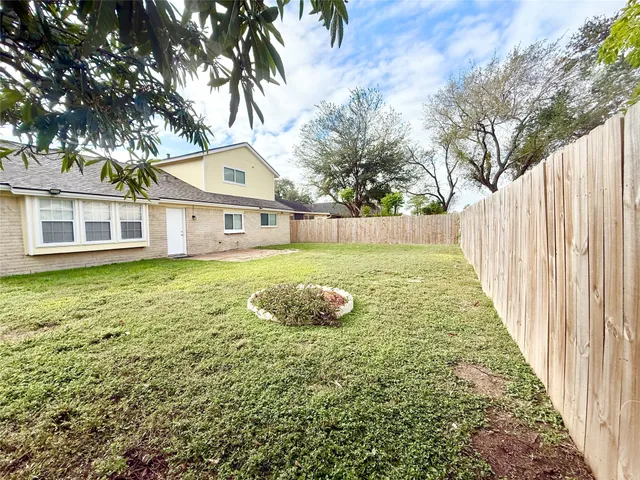 a view of yard with green space
