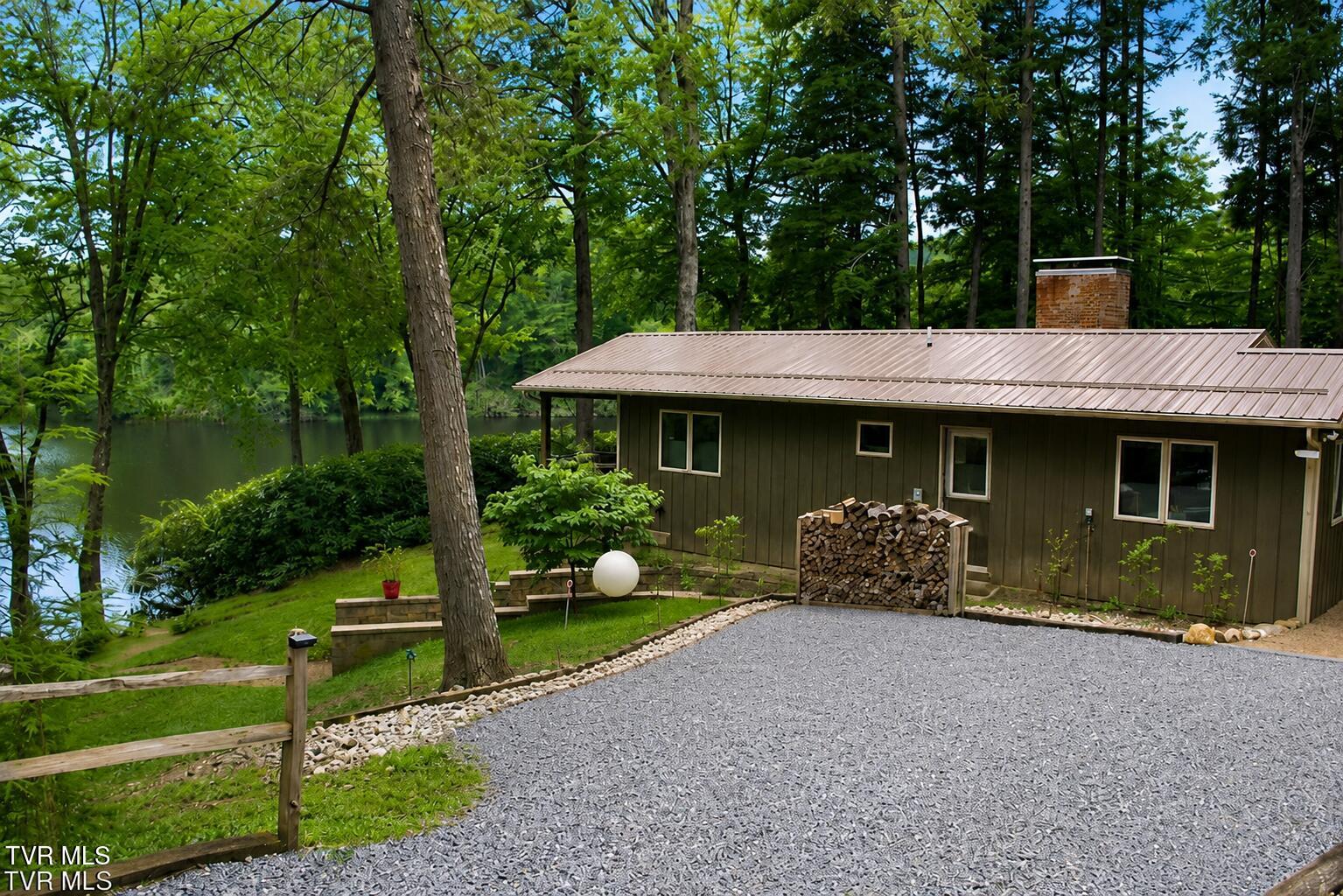 282 Ripshin Lake Road Roan Mountain, TN 37687 - Photo 3 of 72 Front of home