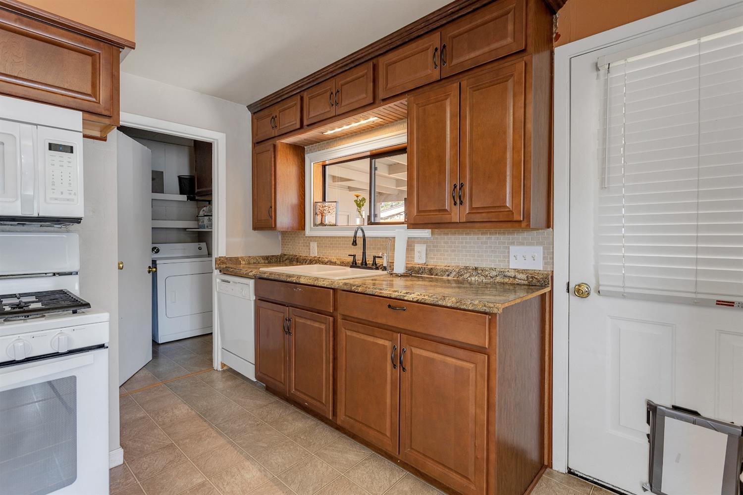 820 Crestbrook Road Medford, OR 97504 - Photo 11 of 34 Side door to yard off kitchen
