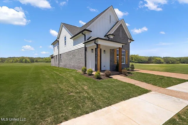 $370,900 | 781 Coahoma Court, Nesbit, MS 38651