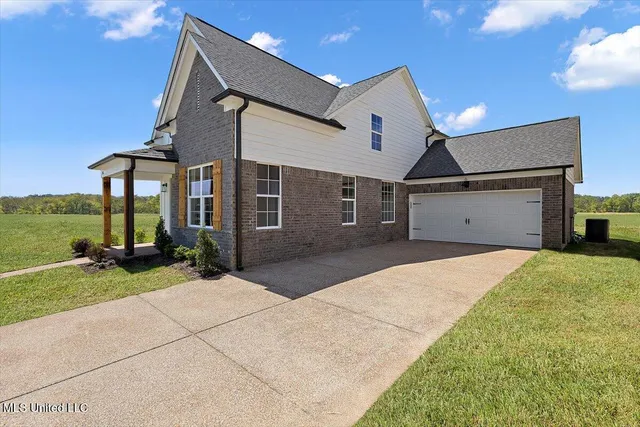 $370,900 | 781 Coahoma Court, Nesbit, MS 38651
