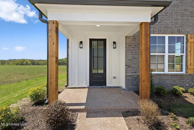 $370,900 | 781 Coahoma Court, Nesbit, MS 38651