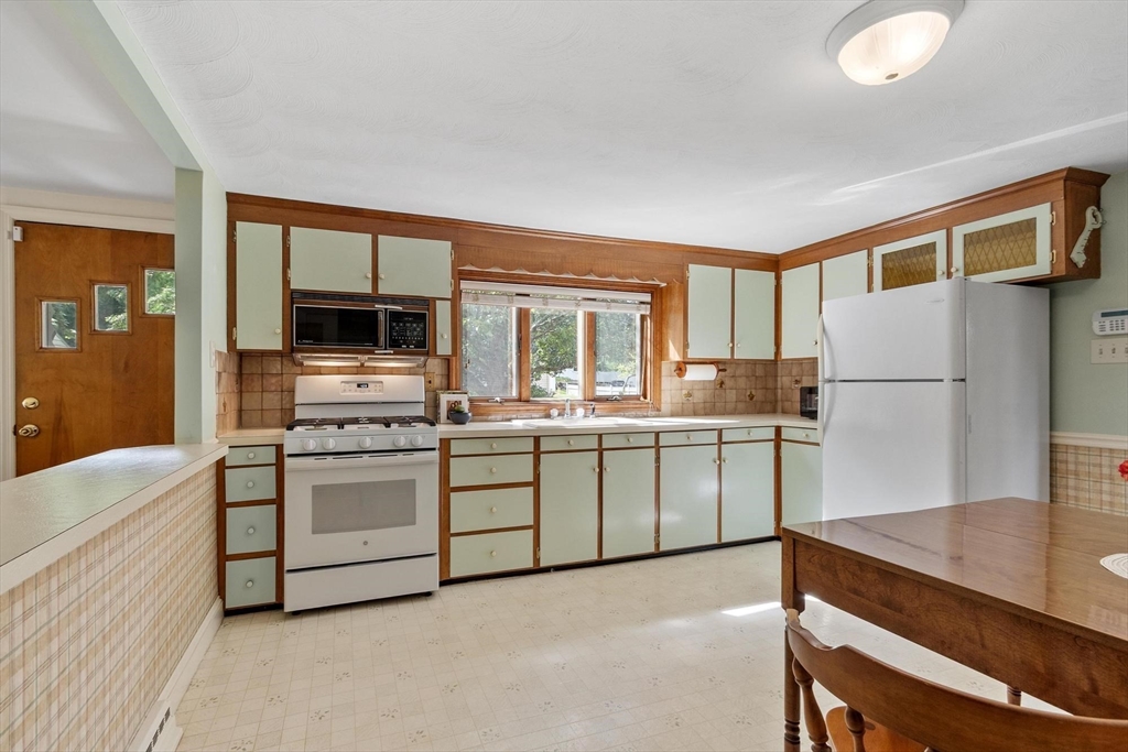 48 Chickering Street Lawrence, MA 01843 - Photo 6 of 38