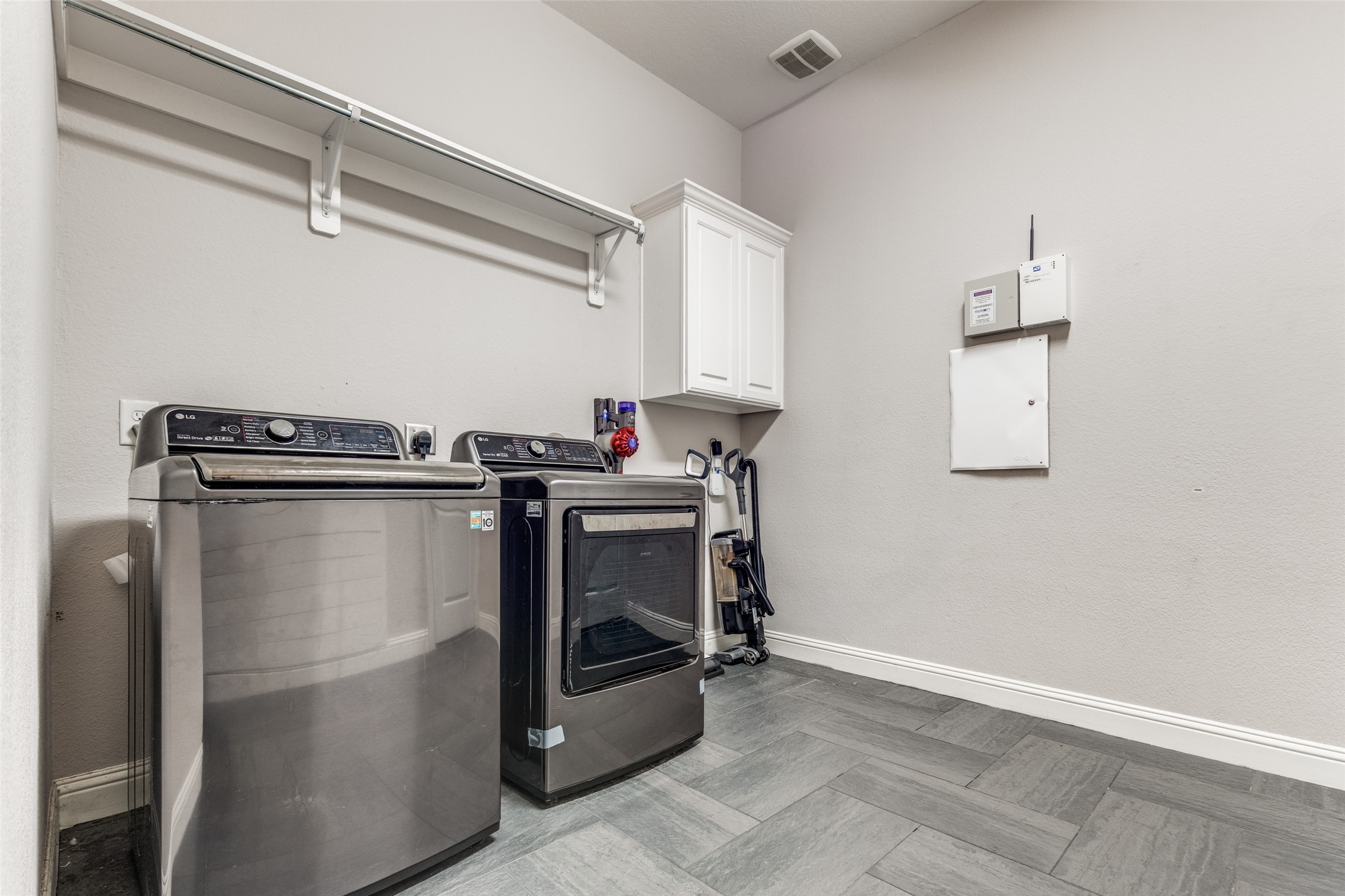 4307 Walston Ridge Court Sugar Land, TX 77479 - Photo 22 of 25 Laundry