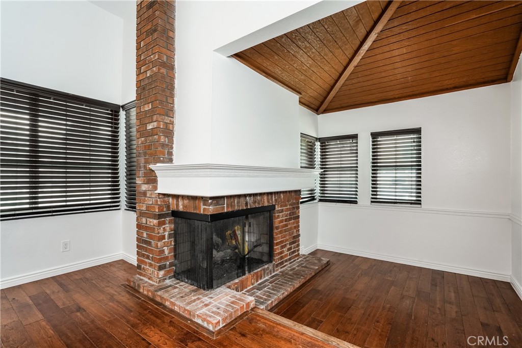 4 Aberdeen Street Irvine, CA 92620 - Photo 11 of 27 Fireplace and reading nook