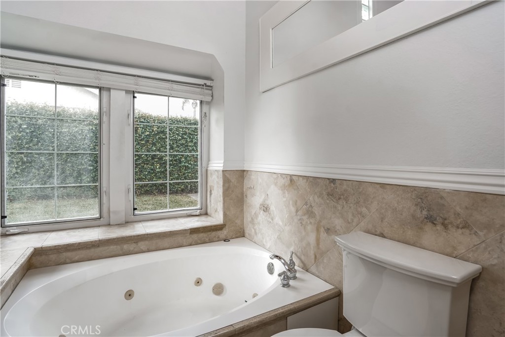 4 Aberdeen Street Irvine, CA 92620 - Photo 17 of 27 Master bathroom with jacuzzi tub