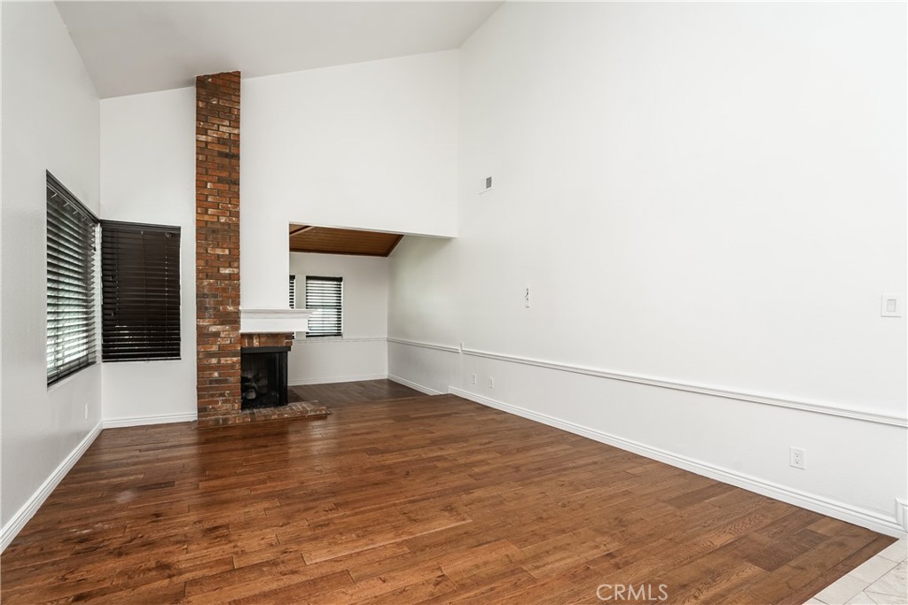 4 Aberdeen Street Irvine, CA 92620 - Photo 3 of 27 Living room