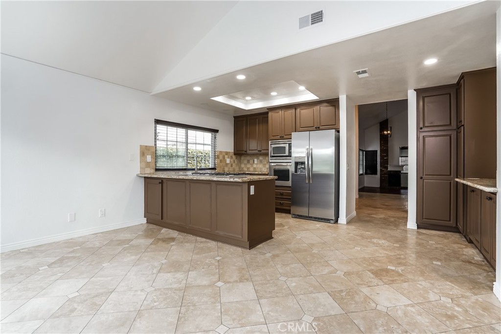 4 Aberdeen Street Irvine, CA 92620 - Photo 6 of 27 Kitchen with eating area