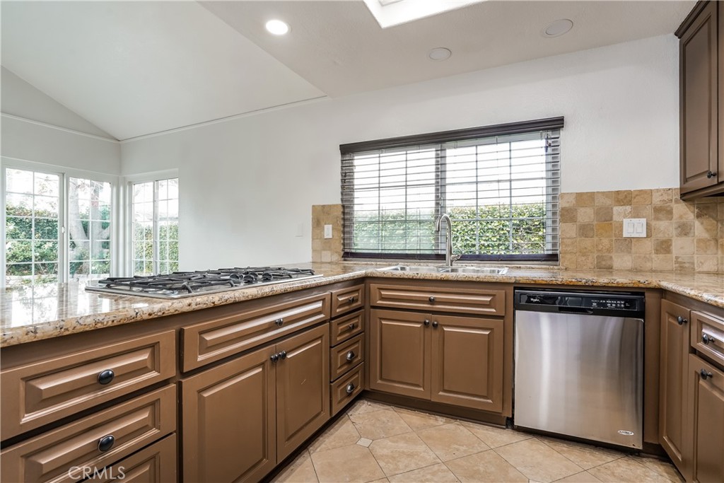 4 Aberdeen Street Irvine, CA 92620 - Photo 10 of 27 Kitchen
